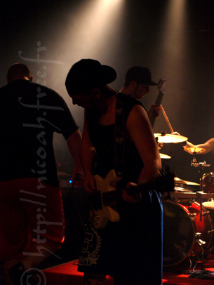 2010 AVRIL THE LAST SHOT OF WAR